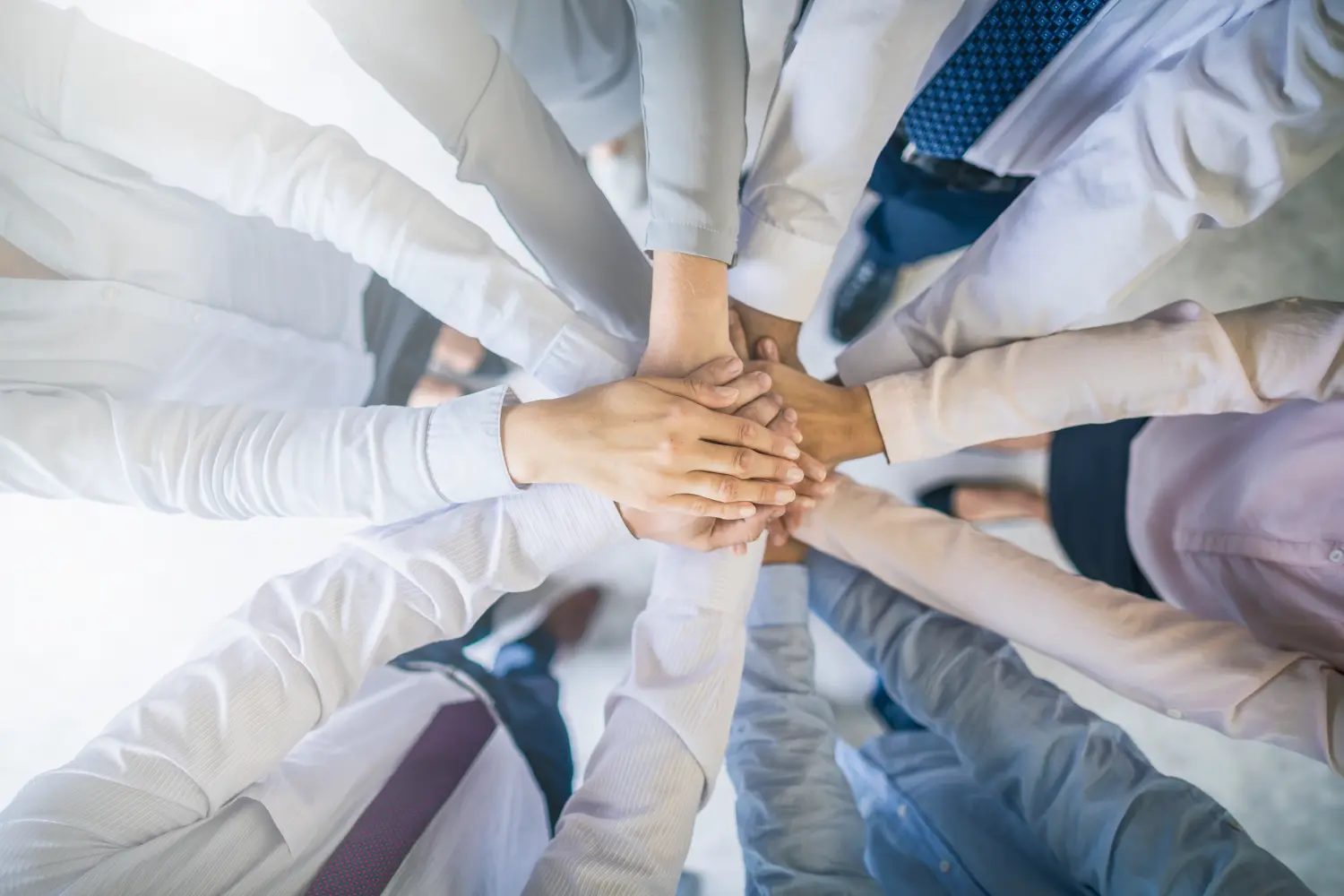 Stapel von Händen. Einheits- und Teamworkkonzept.
