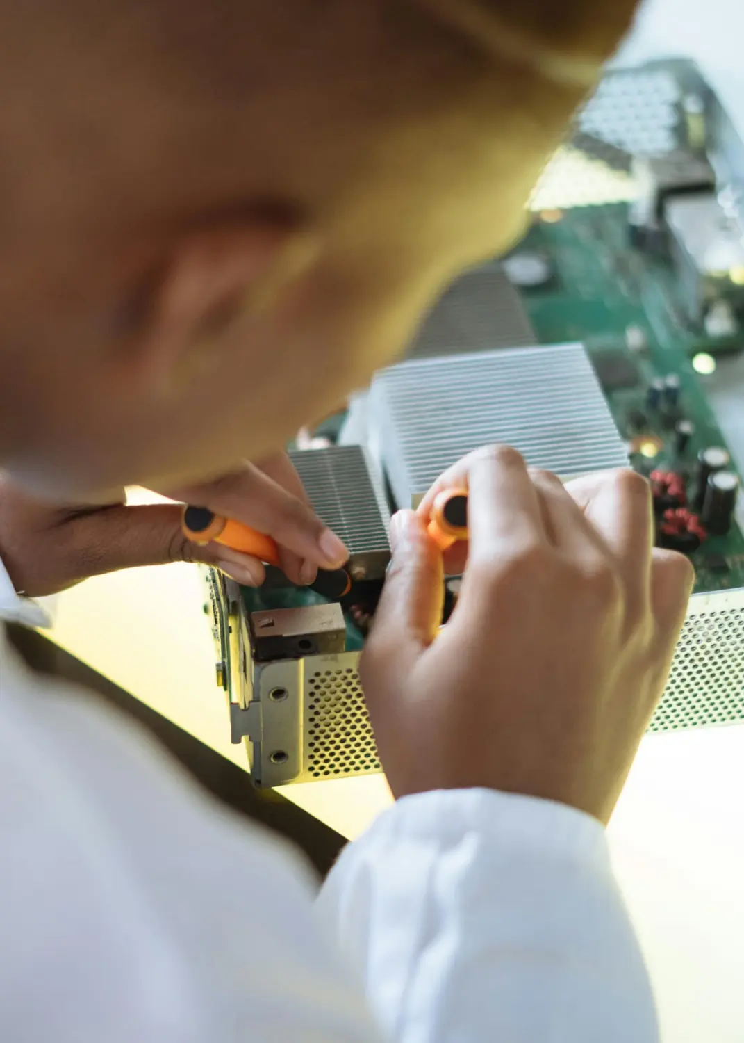 SAIA Personalservice, ein Mann, der elektronische Bauteile repariert